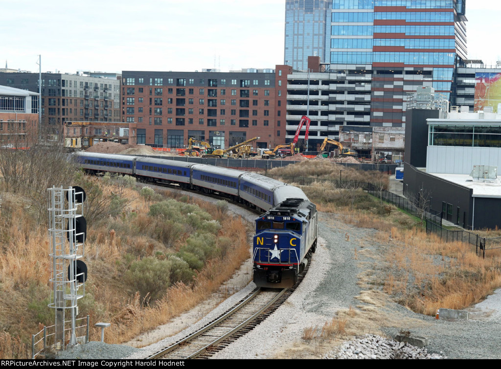 RNCX 1810 leads train P075-30 around the curve 